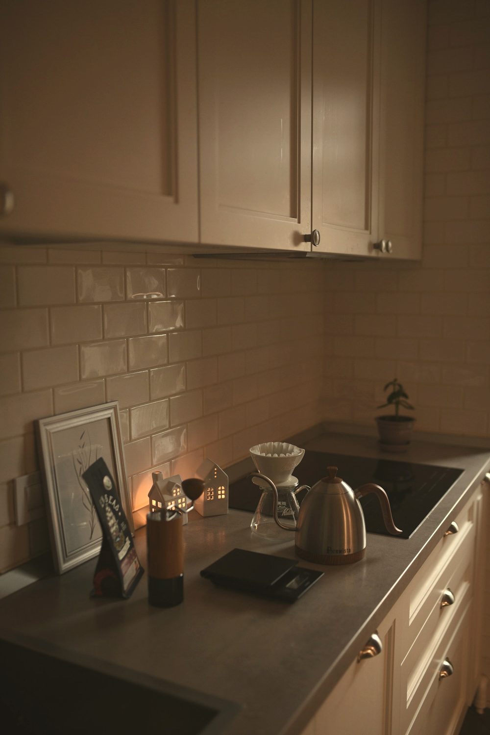Café sendo coado numa bancada de cozinha, no fim da manhã